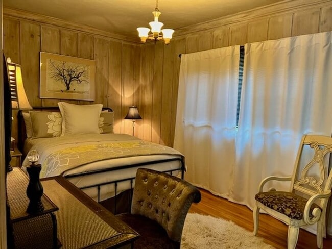 Building Photo - Fully Furnished Tranquil Downtown Home - Available Now!