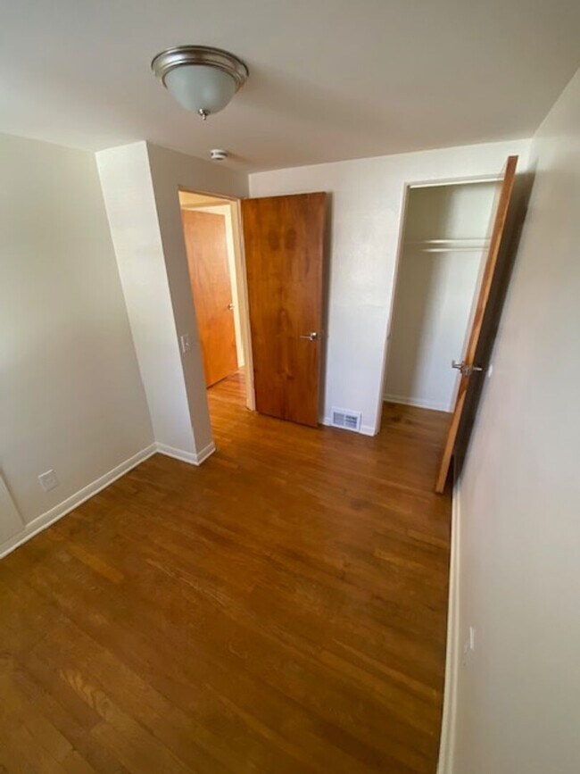 Building Photo - 2 bedroom townhouse