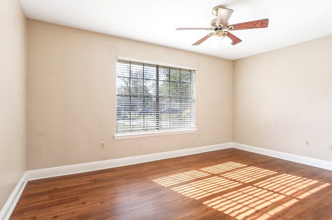 Building Photo - 404 W Lake Catahoula Ct