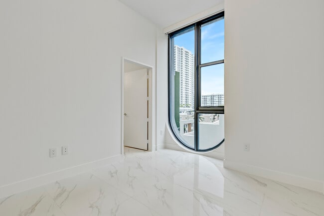 Building Photo - 700 NE 24th St