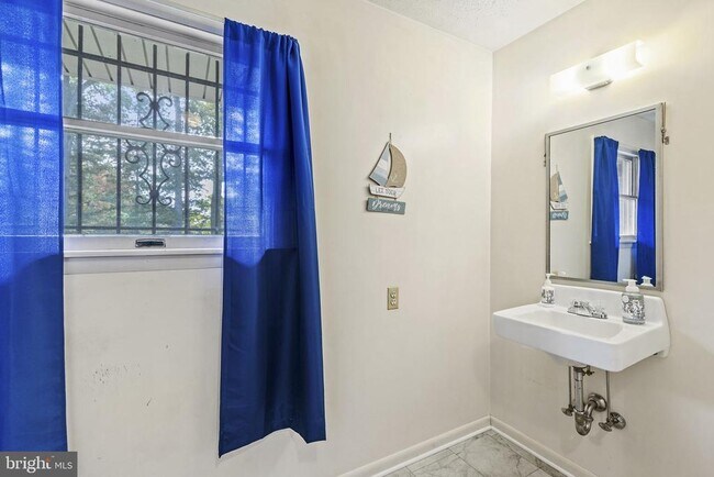 Building Photo - 638 Westwood Dr