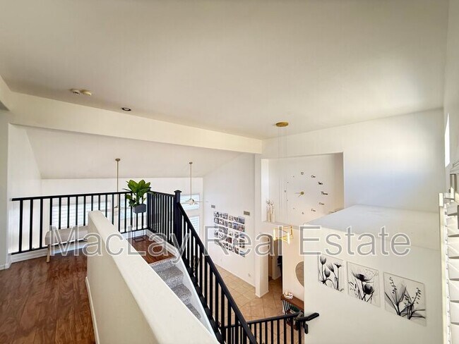 Building Photo - 757 W Aloe Pl
