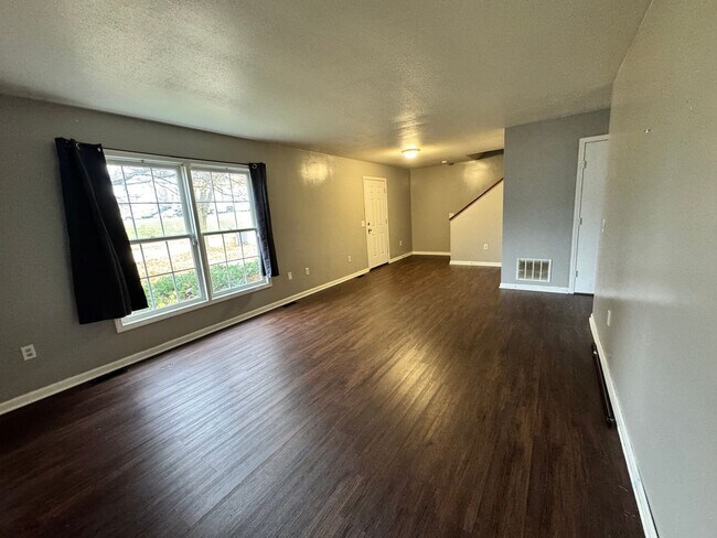 Building Photo - 4 Bedroom House