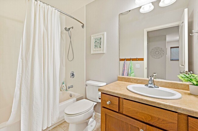 Building Photo - Unfurnished Townhome with Garage, 3 bedroo...