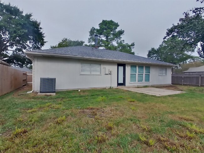 Building Photo - 5603 Rivertree Ln