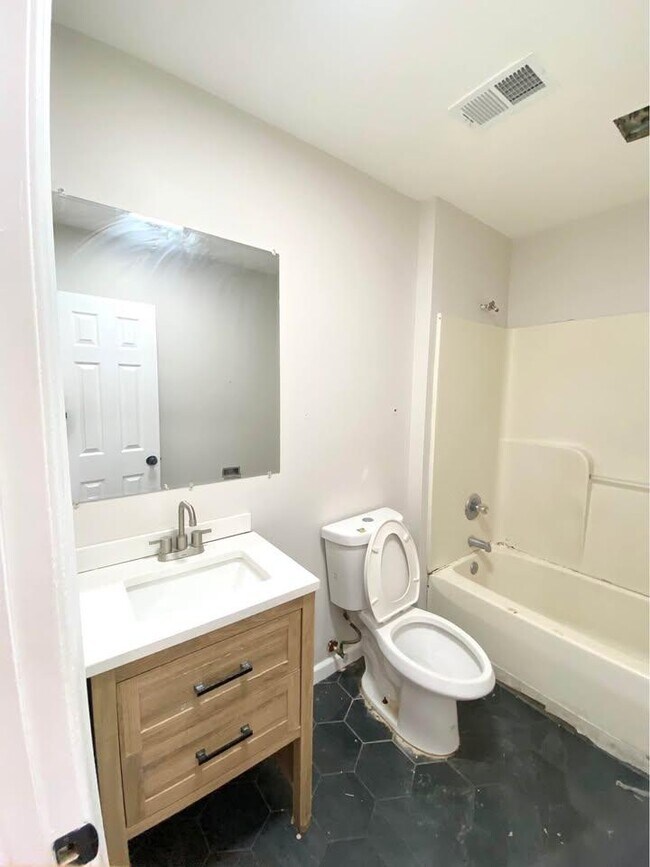 Building Photo - 2512 E Fayette St