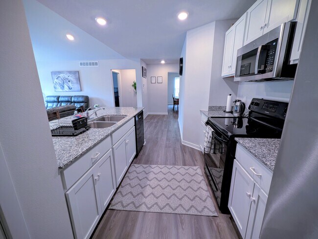Building Photo - 5630 Brookview Ave