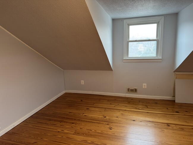 Building Photo - 10012 Ellis Rd