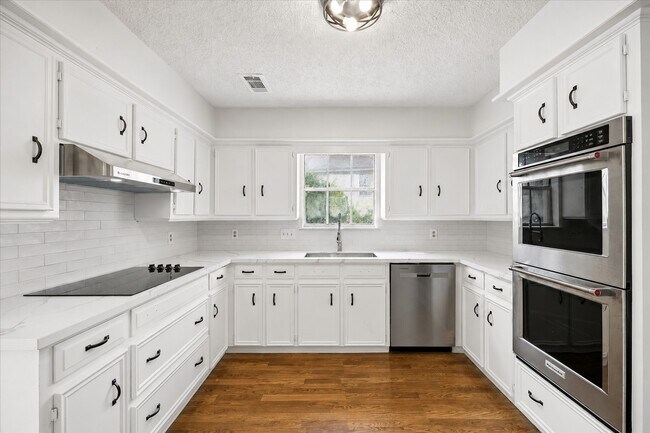 Building Photo - 15823 Pebble Bend Dr
