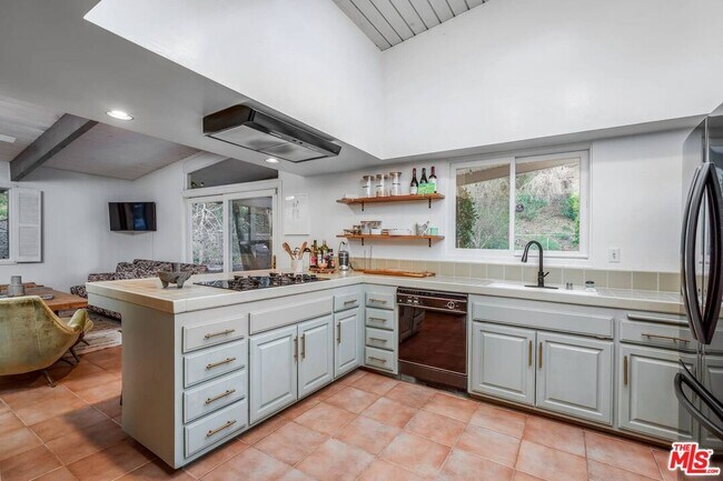 Building Photo - 2436 Arbutus Dr