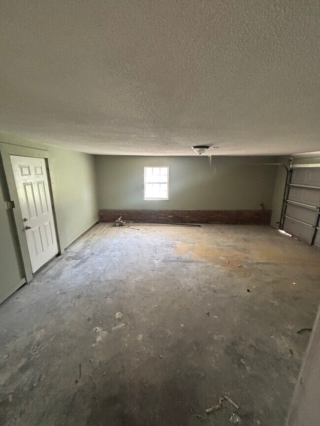 Building Photo - GORGEOUS 4 bedroom/ 3 bathroom HOME, SPACI...