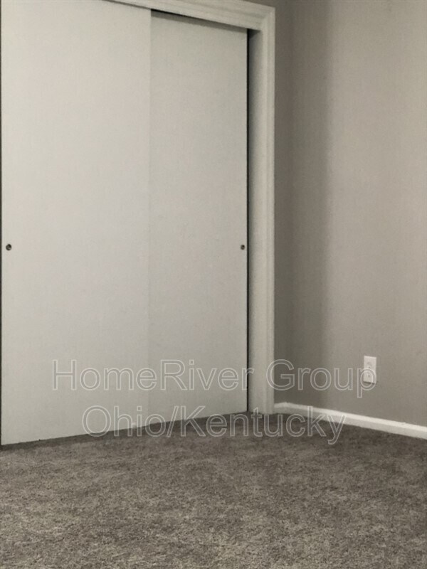 Building Photo - 352 S Oakley Ave