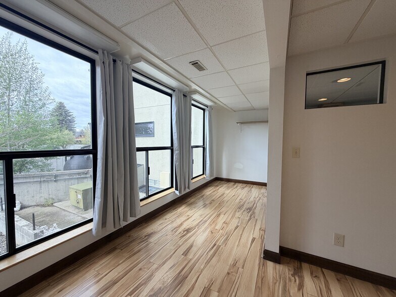 Building Photo - 1011 River Dr