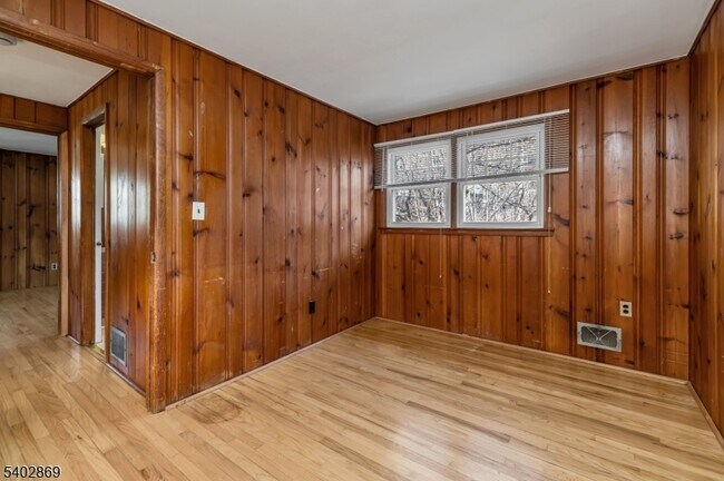 Building Photo - 103 Upper Lakeview Ave