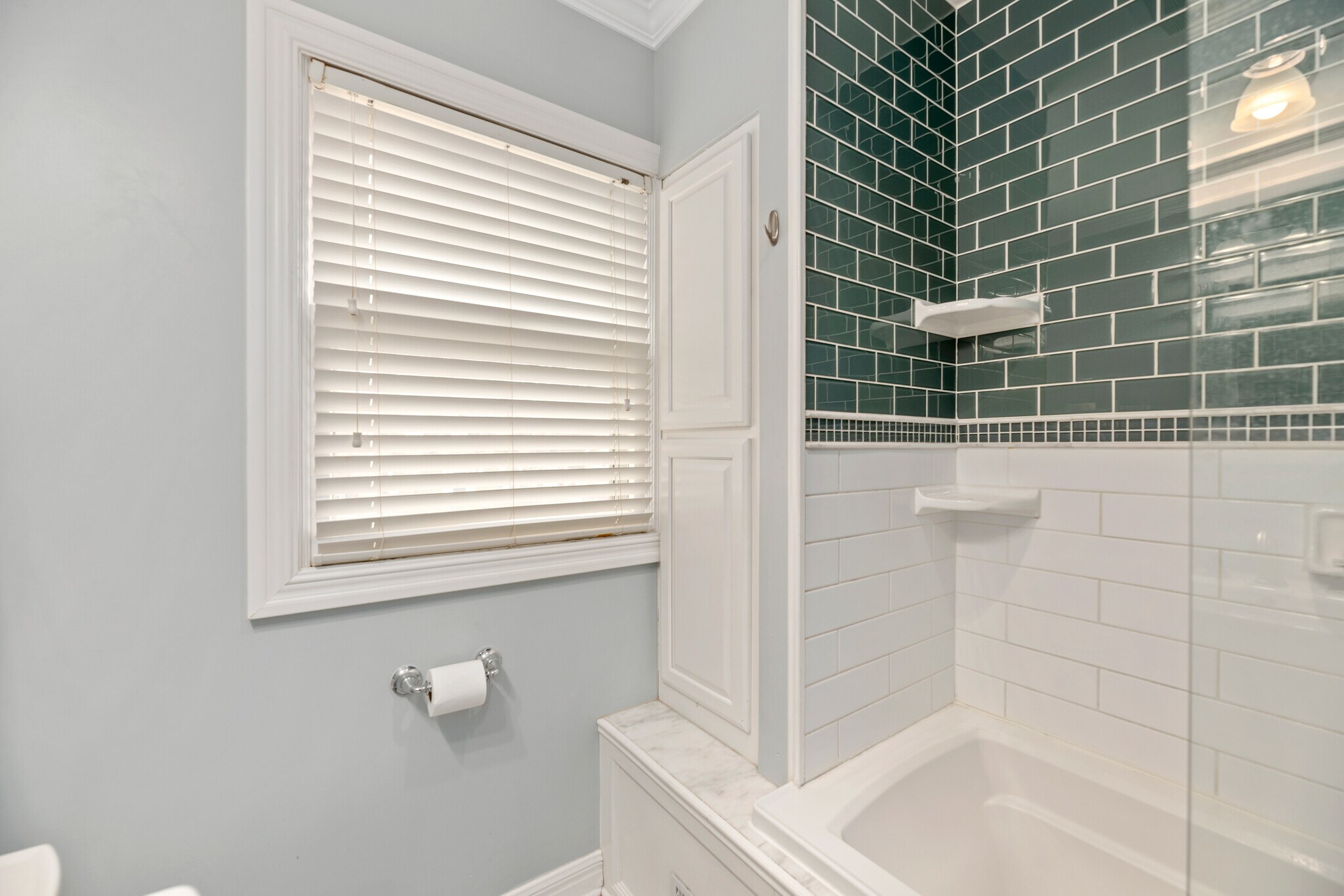 Building Photo - 425 N Bluff Ave