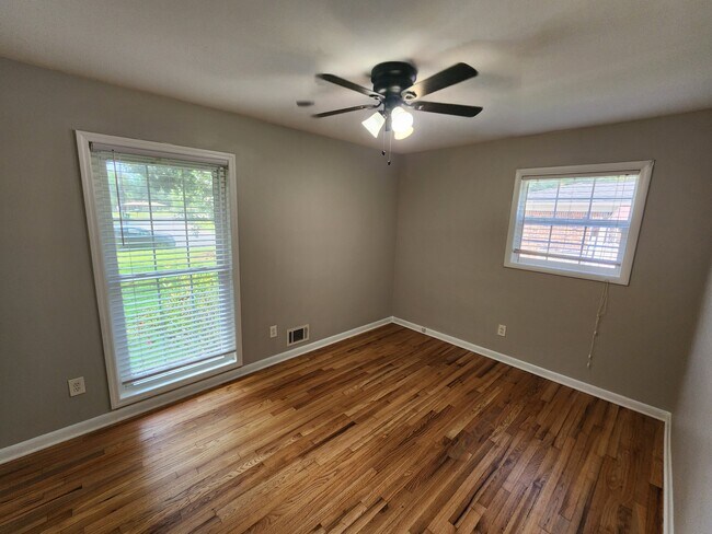 Building Photo - 829 E Glochester Pl NW