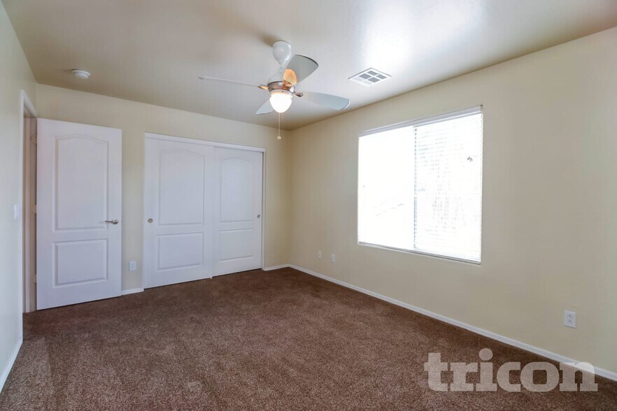 Building Photo - 44369 W Oster Dr