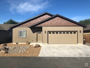 Building Photo - 3 Bedroom in McKay Meadows Prineville