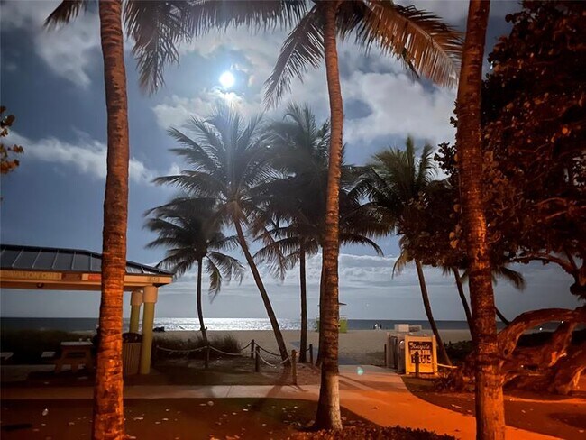 Building Photo - 400 N Riverside Dr