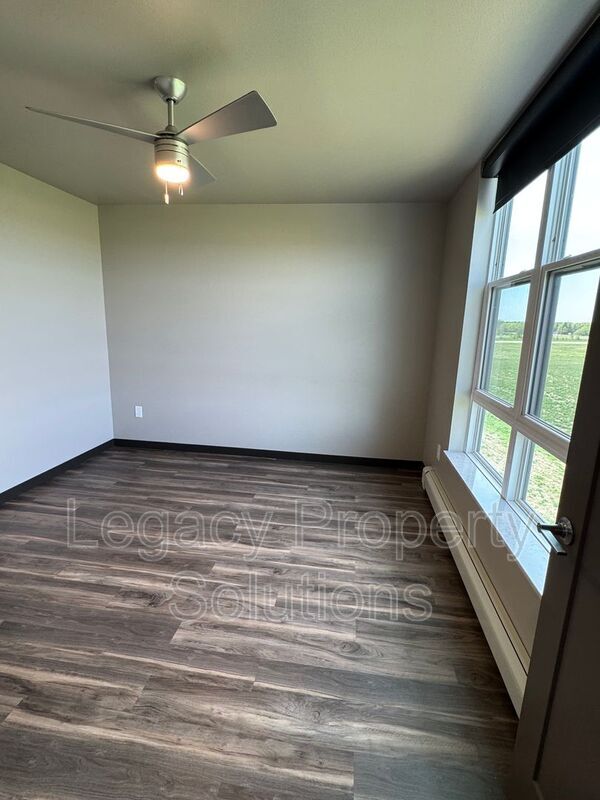 Building Photo - 226 E Greenfield Ln