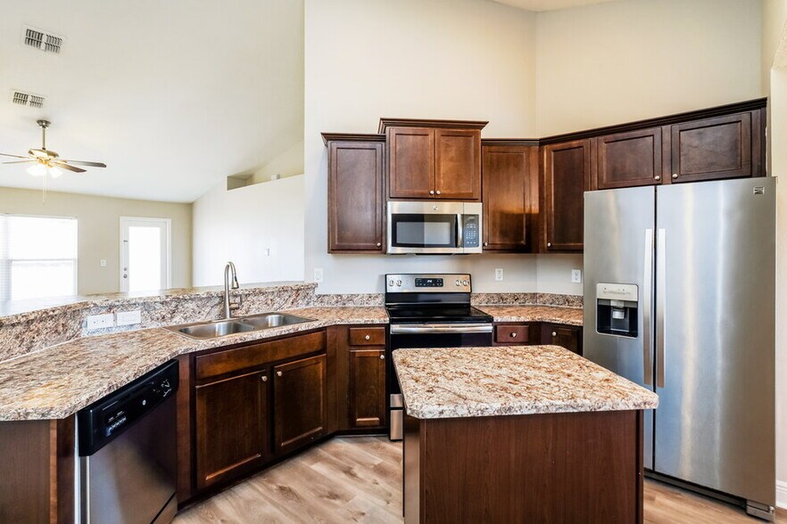 Building Photo - 900 Chestnut Dr