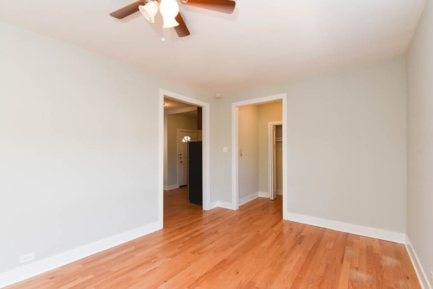 Building Photo - 3727 N Pine Grove Ave