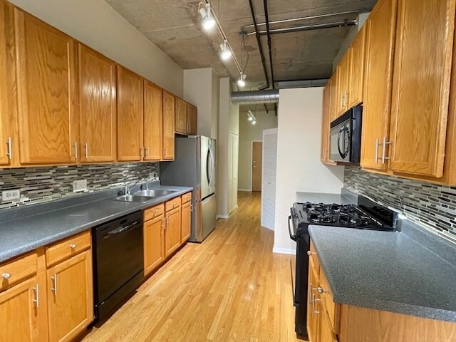 Building Photo - 1000 W Adams St