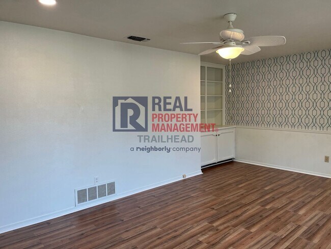 Building Photo - Great Location - 2 Bed/2 Bath - Move In Re...