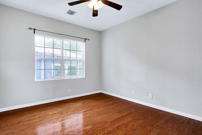 Building Photo - 2219 N Flores St