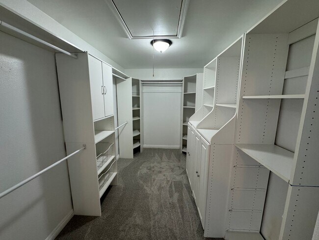 Building Photo - Spacious 7-bedroom, 4-bath single-family residence in Ewa Beach