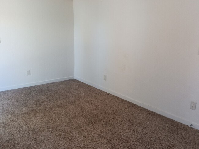 Building Photo - MOVE IN SPECIAL! 3 Bedroom 2 Bathroom Home...