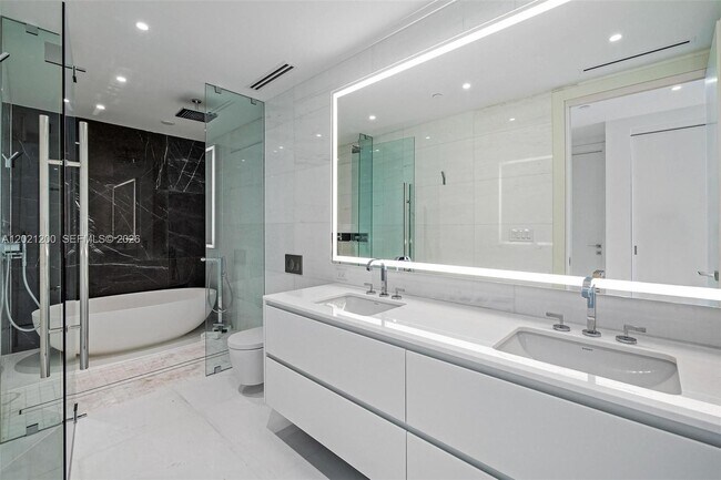 Building Photo - 300 Biscayne Blvd Way