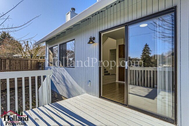 Building Photo - 16050 SW Old Oak Dr