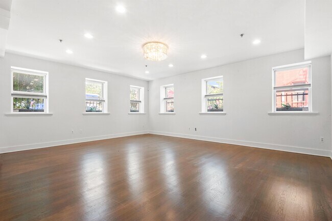 Building Photo - 547 Bloomfield St