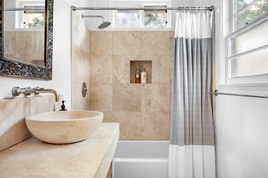 bathroom #1 - 1406 Maple St