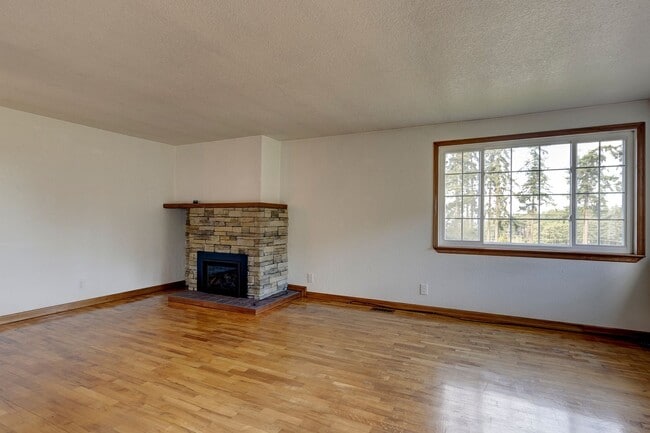 Building Photo - Charming 2-Bedroom Home with Bonus Room Ne...