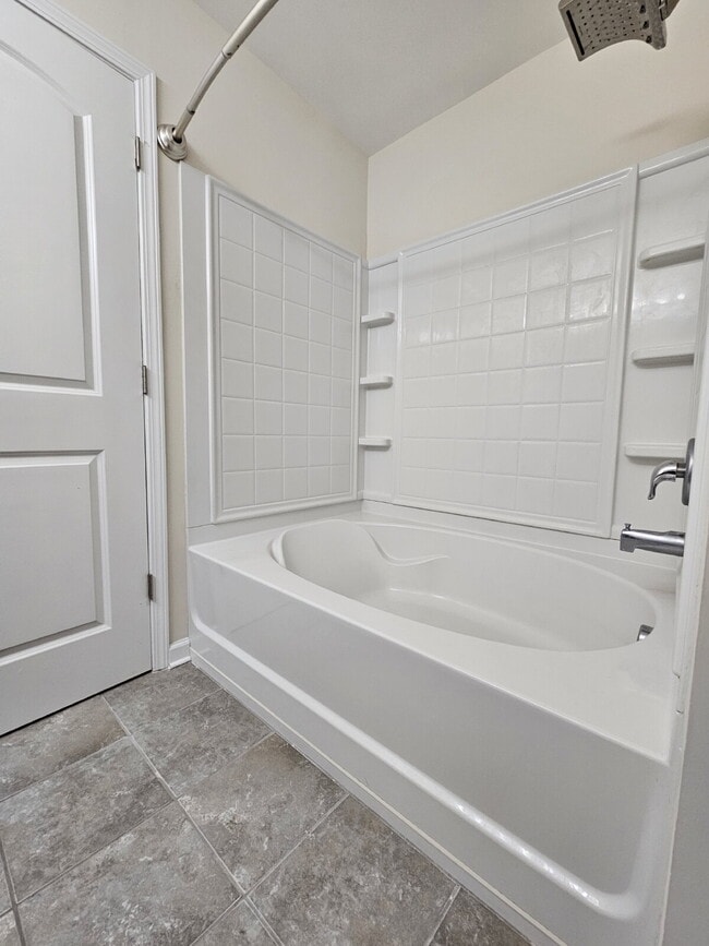 Building Photo - Luxury Townhouse in Richmond Hill.  Get Bu...