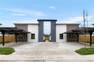 Building Photo - 2809 S Links Dr