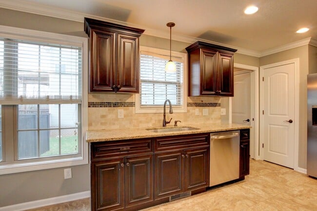 Building Photo - Executive Home on Cul de sac off exit 8.  Hurry.