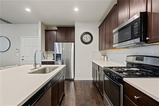 Building Photo - 5402 Golden Canary Ln