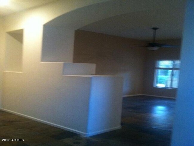 Building Photo - 682 W Raven Dr
