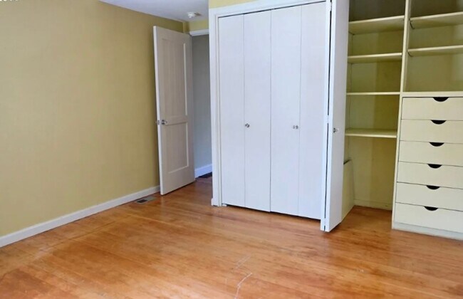 Building Photo - Darling 2 Bed 1 Bath 1940's Cottage Near Multnomah Village is a Must See!