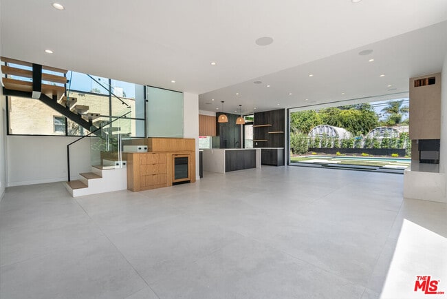 Building Photo - 444 Kings Rd