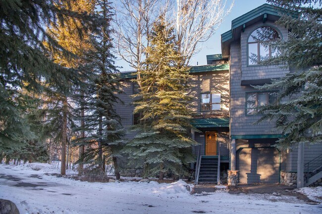 Building Photo - Attached garage! Beautiful views! Heart of...