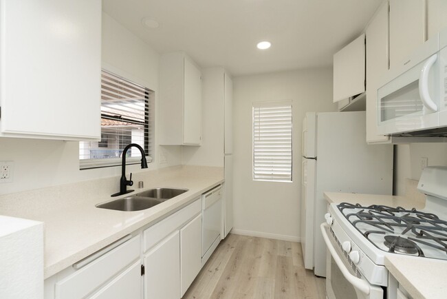 Building Photo - ***RANCHO PENASQUITOS BEST KEPT SECRET 2 B...