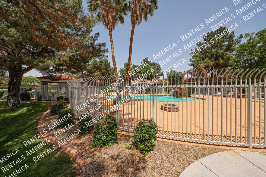 Building Photo - 2929 W Yorkshire Dr