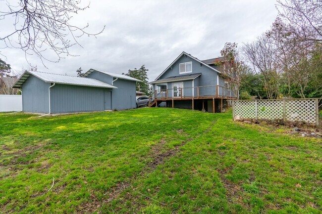 Building Photo - 3 bedroom/3 Bathroom House- In Town with Large yard