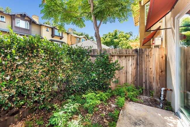 Building Photo - Spacious 3/2.5 Condo w/ Detached 1 Car Garage