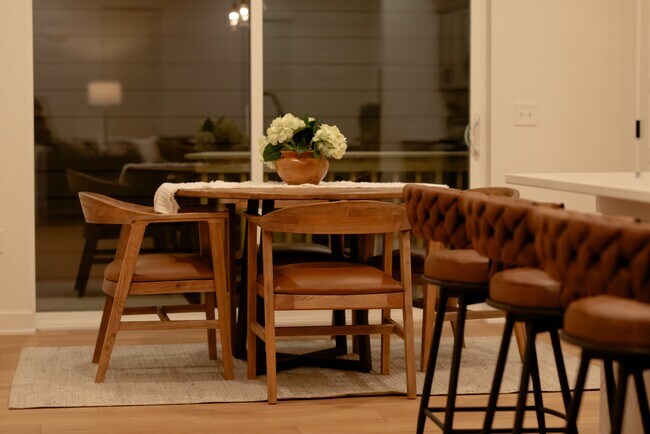 Building Photo - 1204 SW Franklin Dr