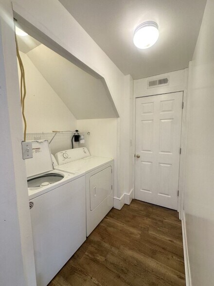 Building Photo - 986 Ash St